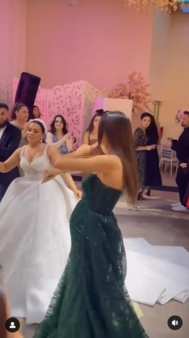Bebek göründü! İkinci bebeğine hamile Amine Gülşe, görümcesinin düğünde göbek attı