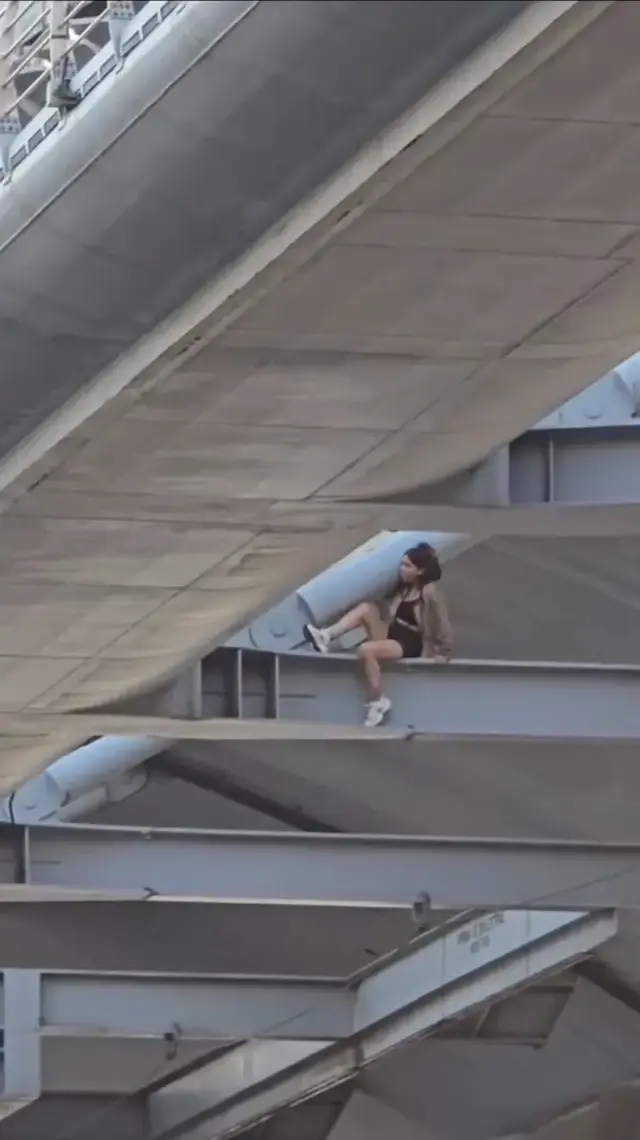 Haliç Metro Köprüsünde intihar girişimi