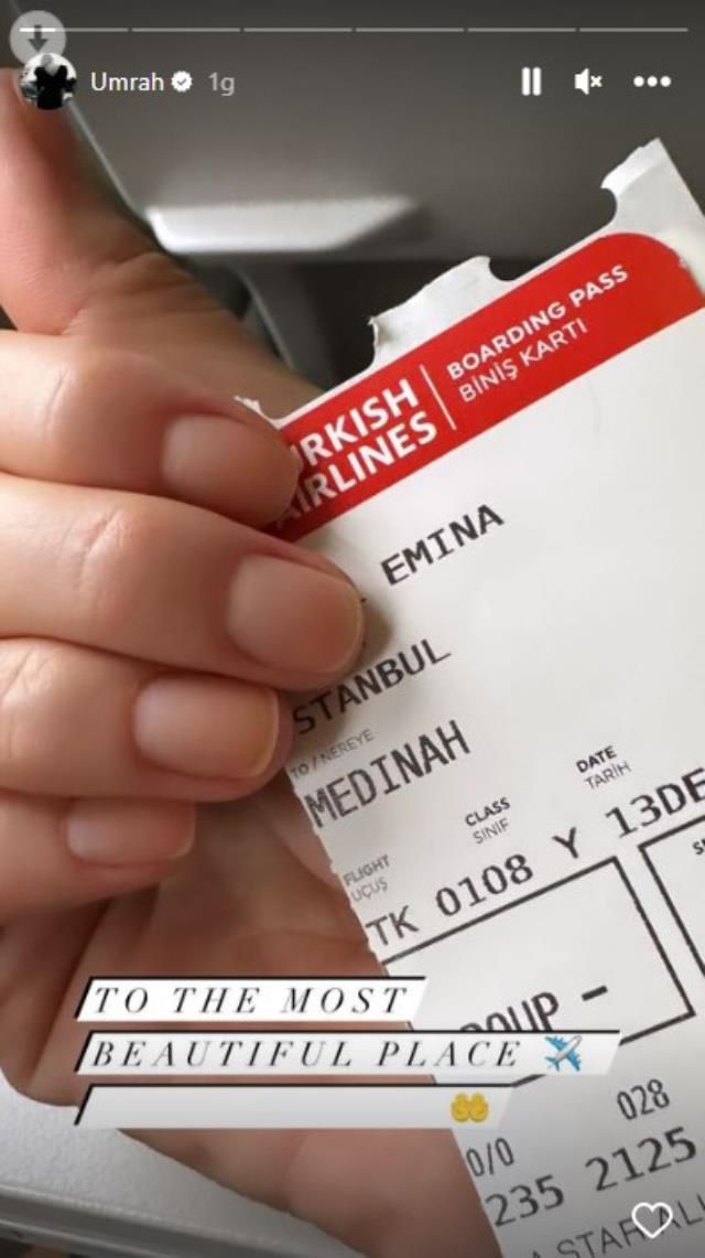 Umreye giden Sırp şarkıcı Emina Jahovic, başörtüsü takarak poz verdi