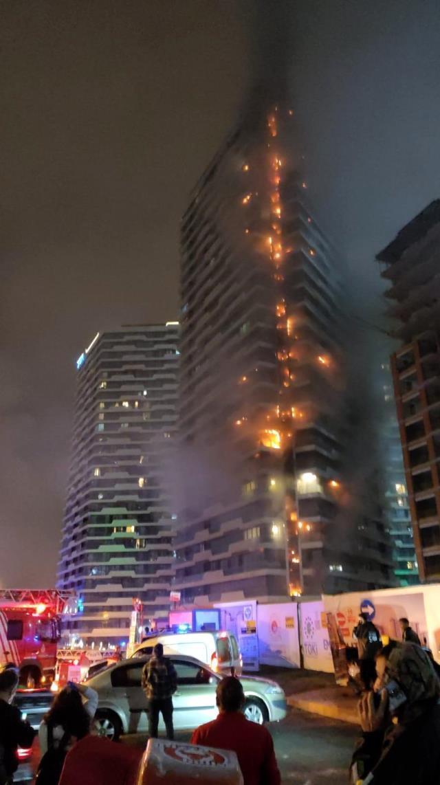 Kadıköy'de gökdelende yangın! Olay yerine çok sayıda itfaiye sevk edildi