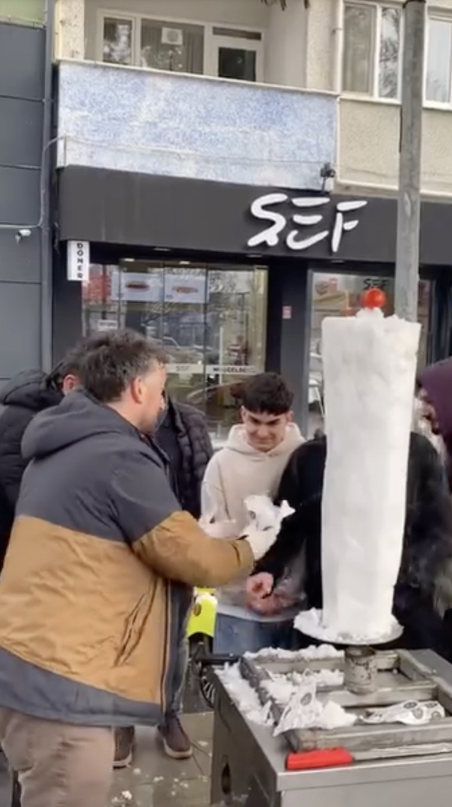 İnegöl'de döner ustasından 'kardan döner' ikramı
