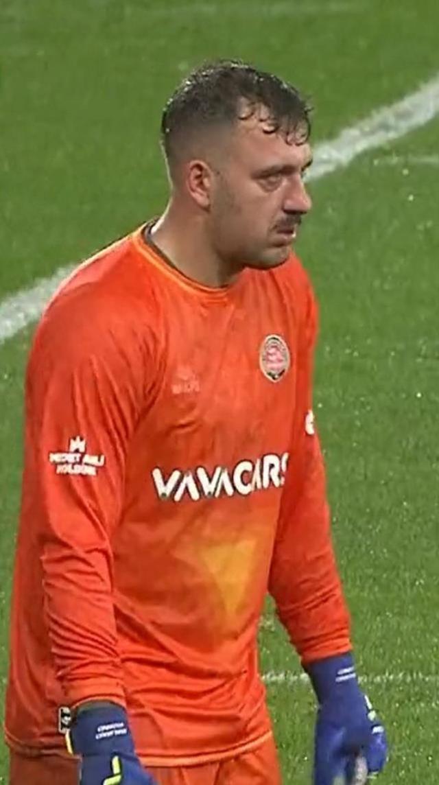 Kaskatı kesilip acı çekti! Karagümrük kalecisinin maçta zangır zangır titrediği anlar gündeme oturdu
