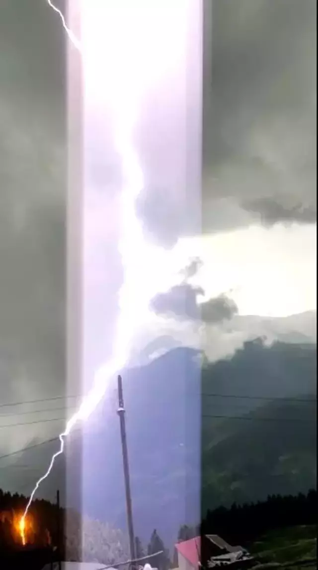 Vatandaş, manzarayı çektiği sırada yaylaya yıldırım düştü