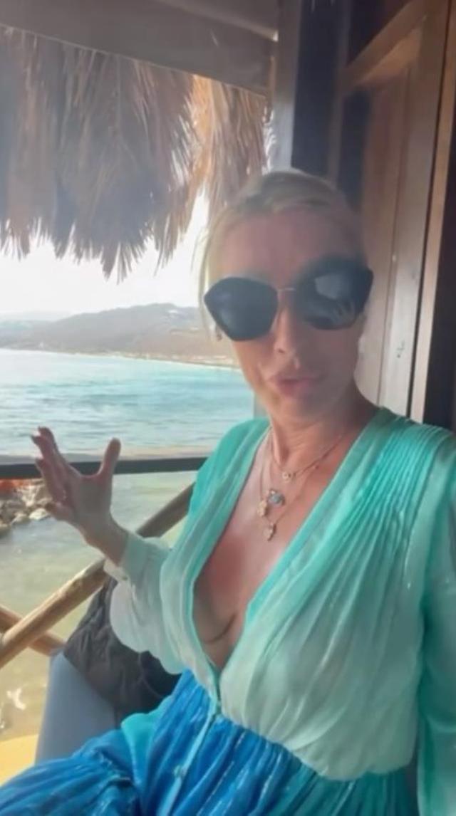 Silikonlarını yenileten Seda Sayan dekoltesiyle şaşı etti