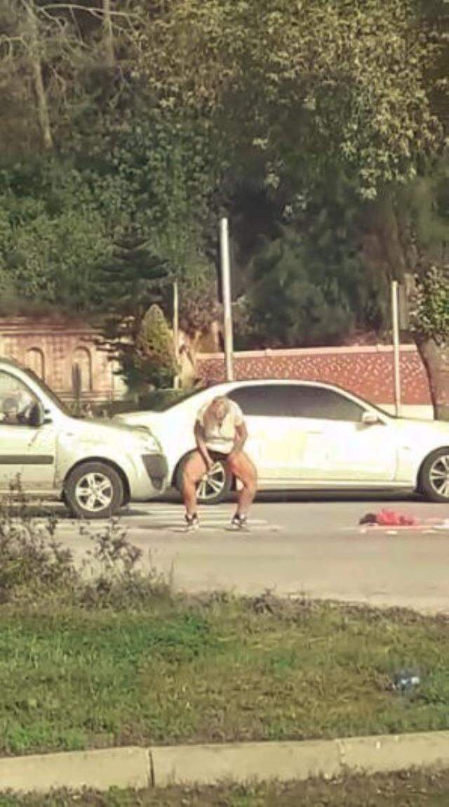 Yaptıklarına kimse anlam veremedi! Çöp kutularını devirdi, üzerindeki kıyafetleri çıkarıp ilginç hareketler yaptı