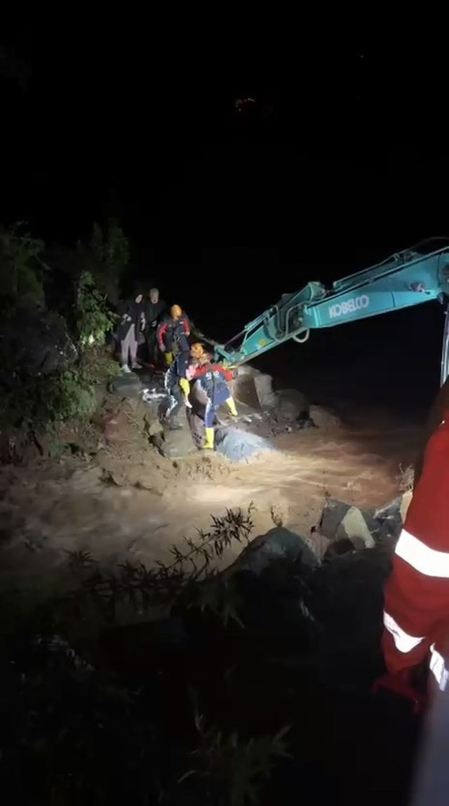 Rize'de Sağanak Sele Neden Oldu, Kurtarma Çalışmaları Devam Ediyor