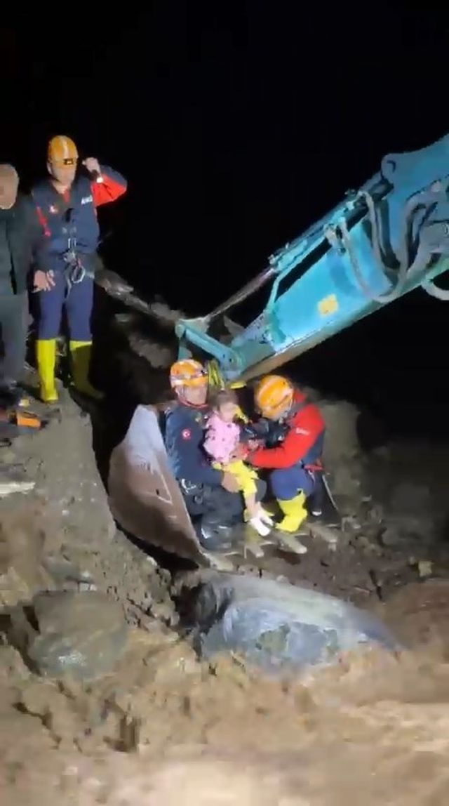 Rize'de Sağanak Sele Neden Oldu, Kurtarma Çalışmaları Devam Ediyor