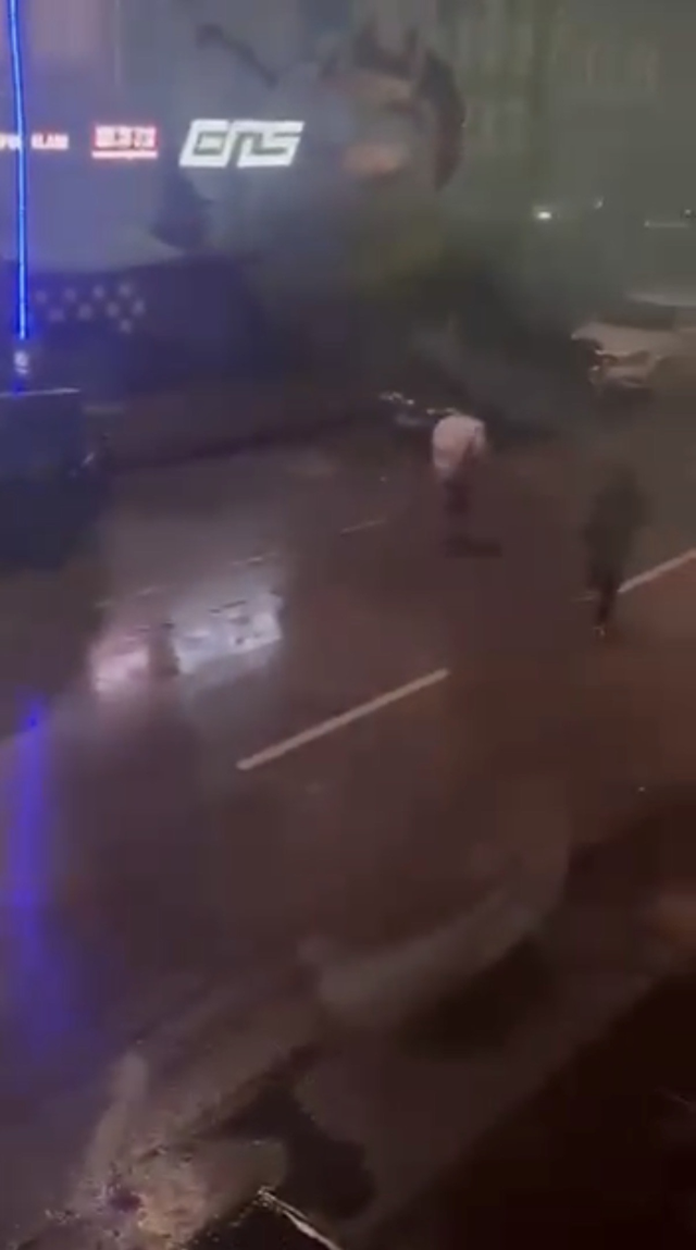 Cadde ortasında feci şekilde darbettiler! Herkesin dikkatini tek bir şey çekti
