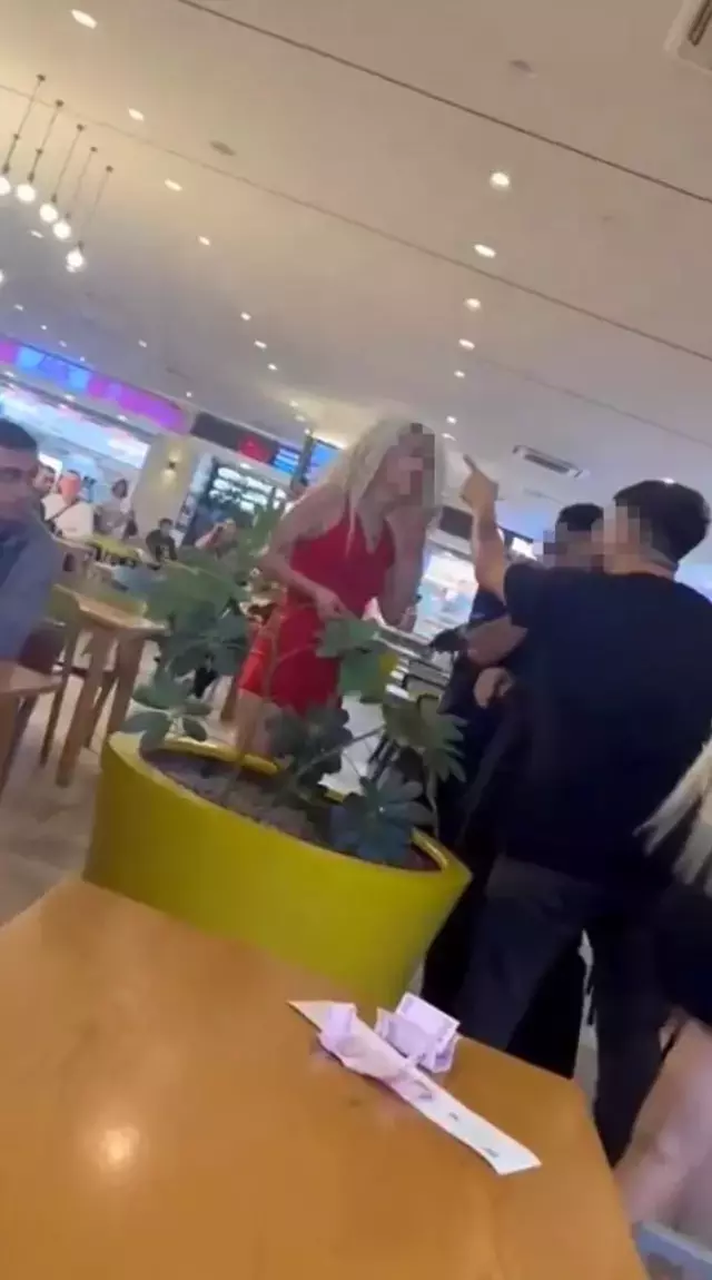 İstiklal Caddesi'nde Kadınlar Arasında Kavga Çıktı