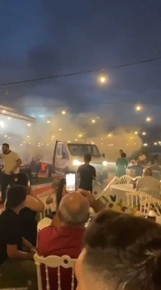 Düğünde kırmızı halıya gelin ve damattan önce belediyenin ilaçlama aracı girdi