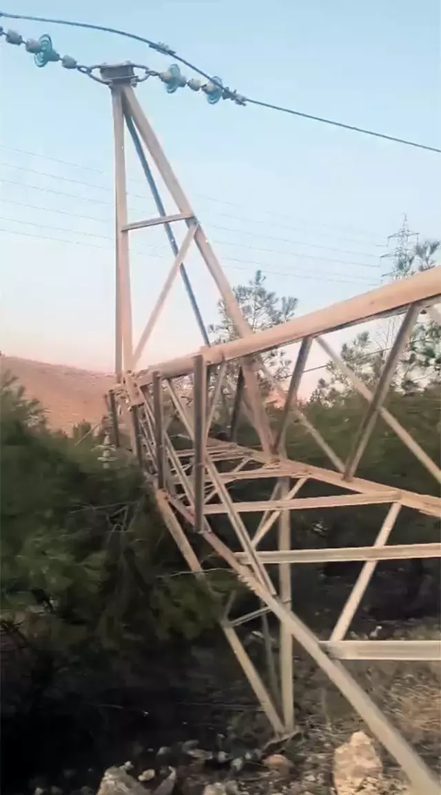 Şanlıurfa'da direk hırsızları bölgeyi elektriksiz bıraktı