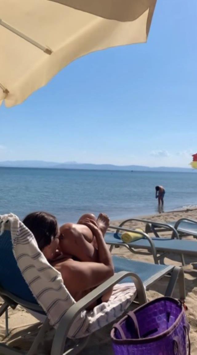 Yattığı yerde bile rahat durmadı! 58'lik Hülya, şezlongda şekilden şekle girdi