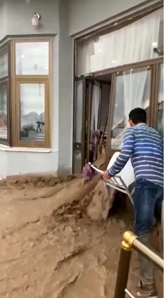 Burdur'da sele düğünde yakalanan vatandaşlar, masalarının üzerlerine çıkarak canlarını kurtardı