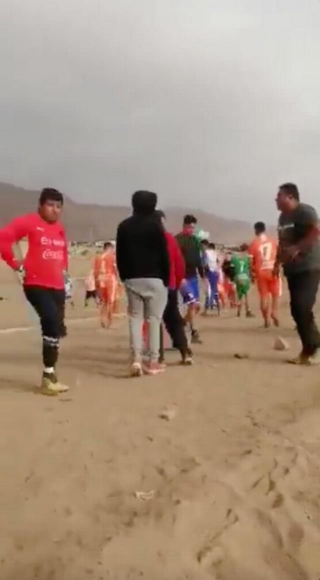 Kırmızı kart gösteren hakemi uçurumdan aşağı attılar! Fotoğraflar hayli ürkütücü