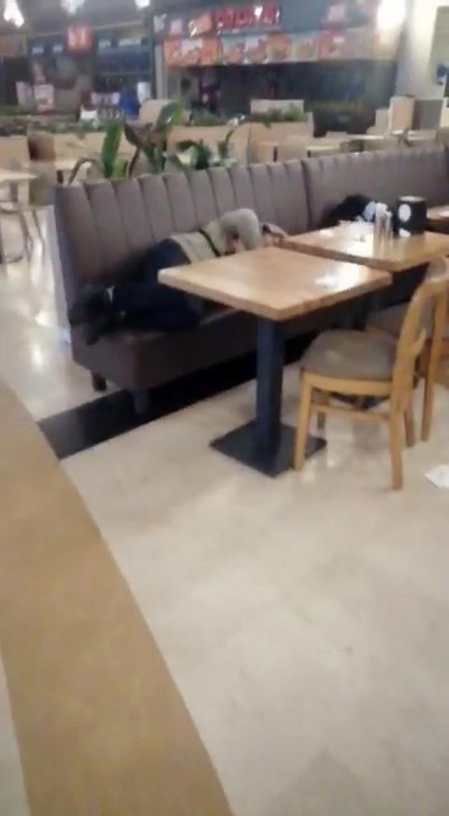 Kar yağışı nedeniyle aralarında turistlerin de bulunduğu 3 bin kişi AVM'de sabahladı