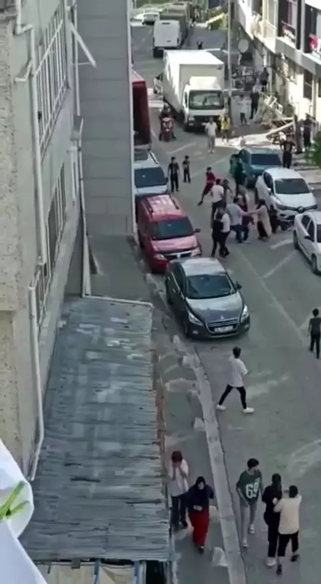 Kadınların kavgasına erkekler de dâhil oldu, ortalık savaş alanına döndü