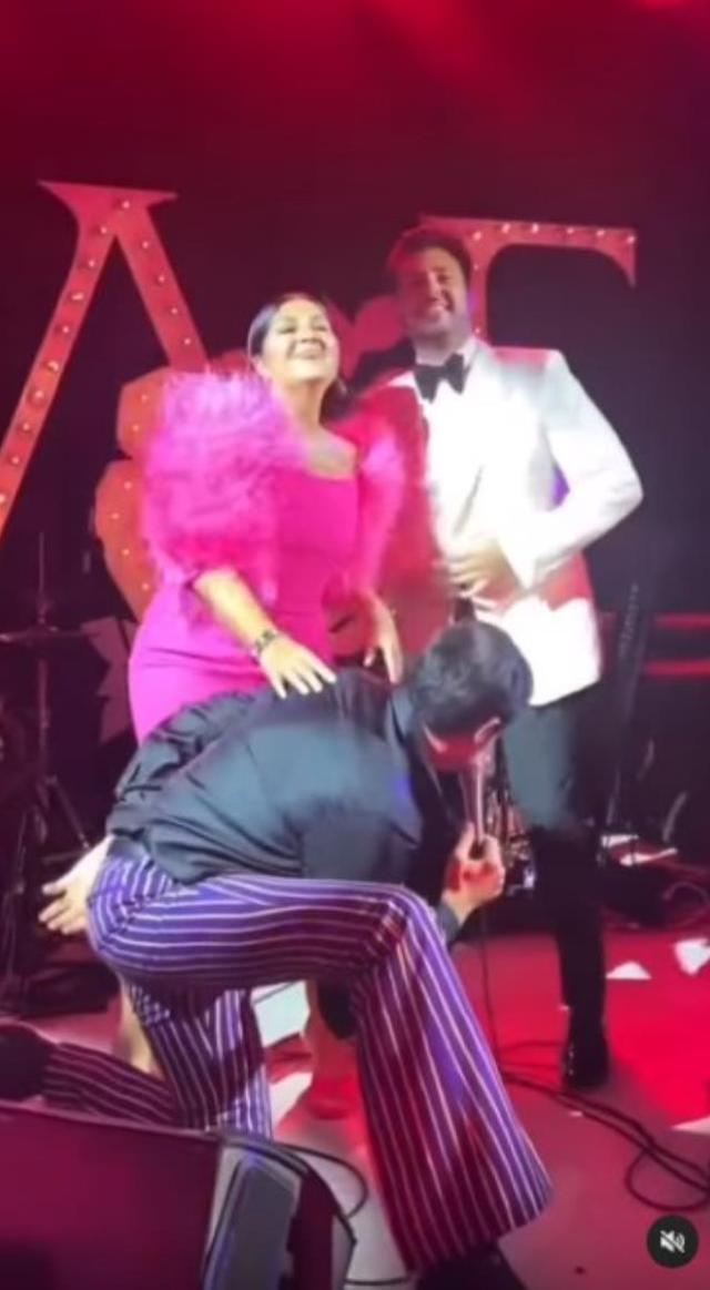 Kayınvalide gelini gölgede bıraktı! Sibel Can oğlunun düğününde döktürdü