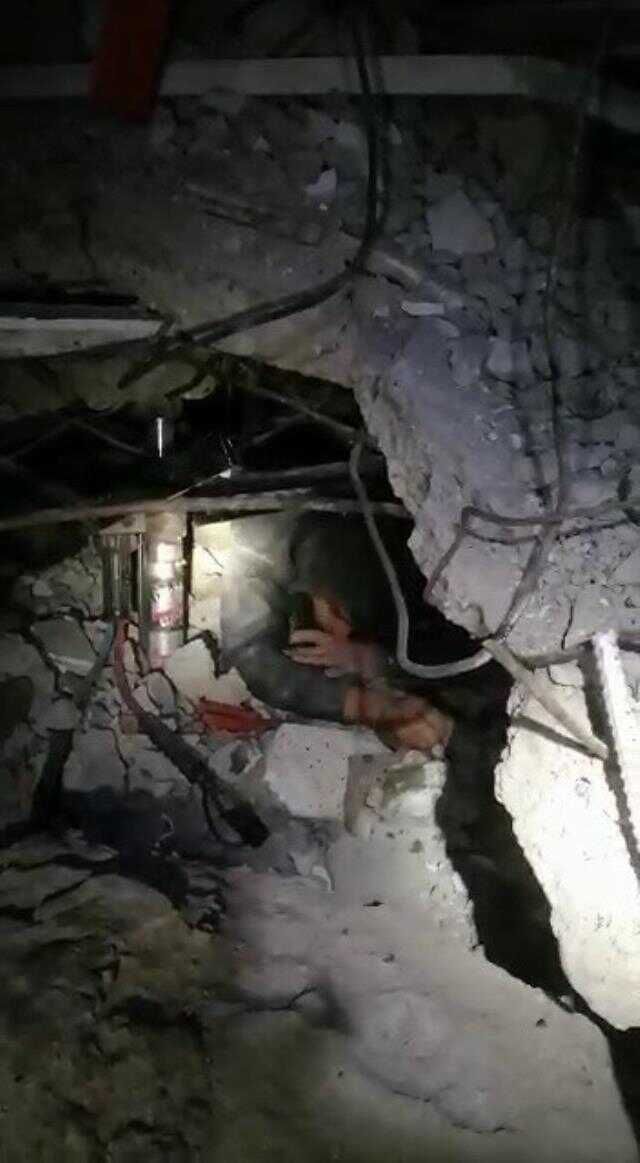 Enkaz altında Kur'an-ı Kerim okuyarak kurtarılmayı bekleyen genç, hastane yolunda hayatını kaybetti