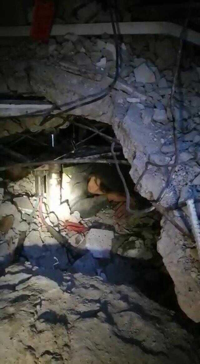 Enkaz altında Kur'an-ı Kerim okuyarak kurtarılmayı bekleyen genç, hastane yolunda hayatını kaybetti