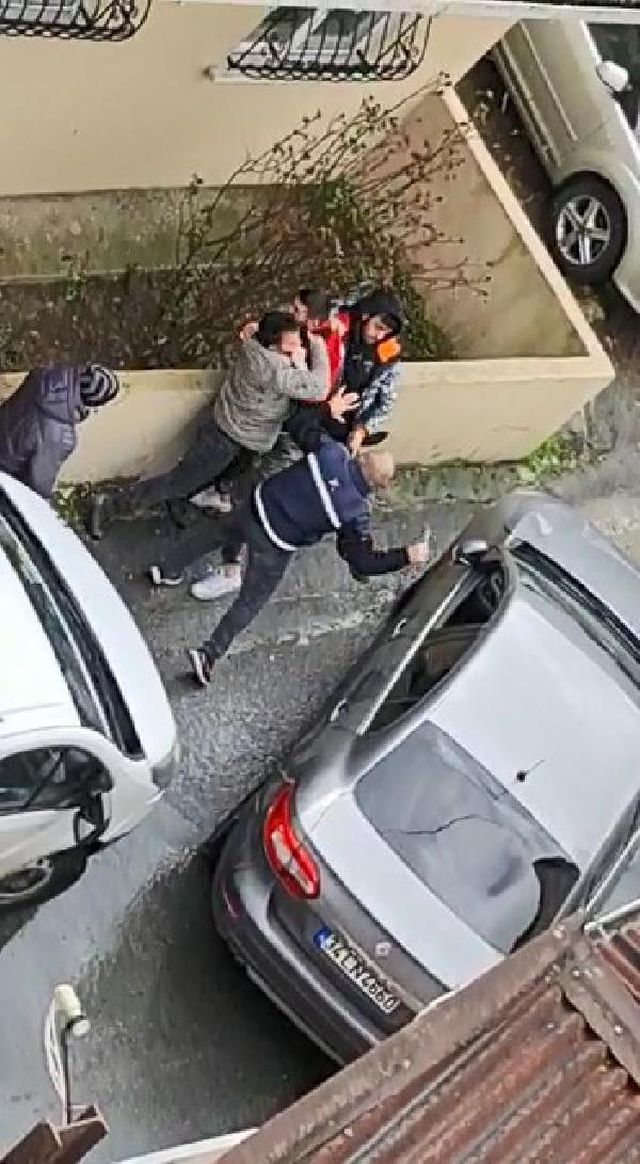 Kargo kuryesi trafikte tartıştığı sürücüye elinde bıçakla tehditler savurdu! O anlar kamerada