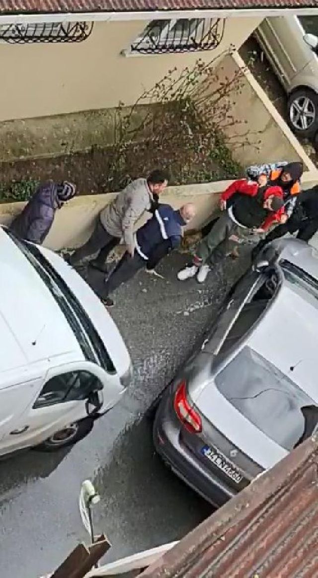 Kargo kuryesi trafikte tartıştığı sürücüye elinde bıçakla tehditler savurdu! O anlar kamerada