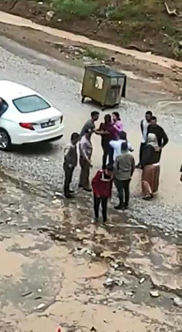 Efsun, sağanakla su dolan çukura düştü; kurtarılma anı kamerada