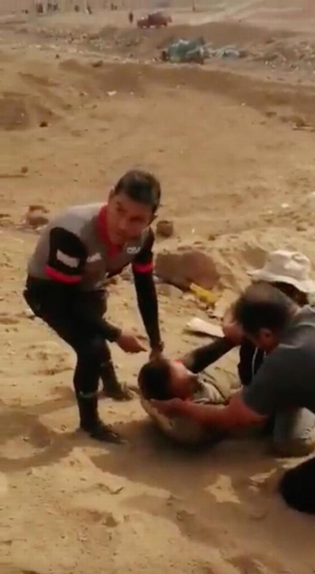 Kırmızı kart gösteren hakemi uçurumdan aşağı attılar! Fotoğraflar hayli ürkütücü