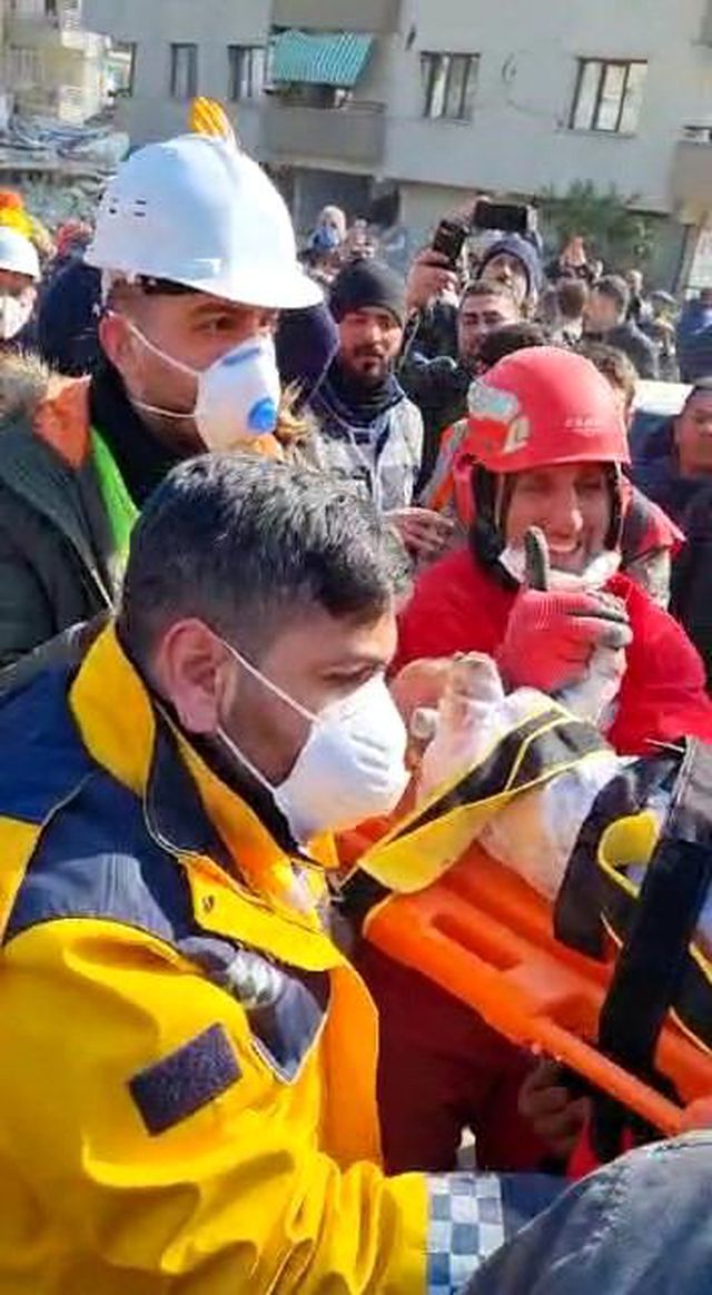 Hatay'da 2 aylık bebek 128 saat sonra enkazdan sağ çıkarıldı