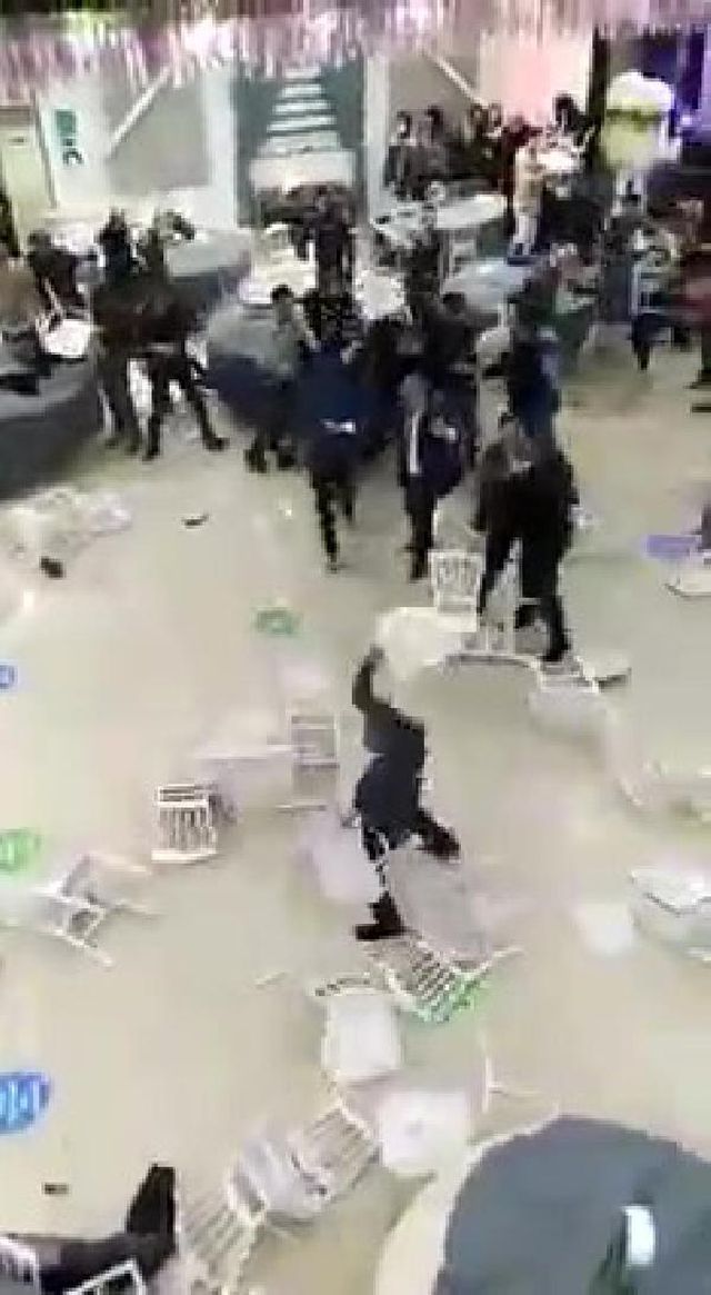 Düğünde sandalyeler havada uçuştu, ortalık savaş alanına döndü; o anlar kamerada