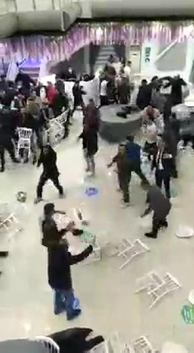 Düğünde sandalyeler havada uçuştu, ortalık savaş alanına döndü; o anlar kamerada