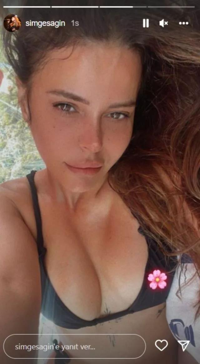 Bikinisiyle nefes kesen Simge Sağın, göğüs ucunu çiçekle sansürledi