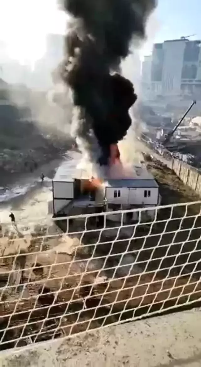 İnşaat işçilerinin kaldığı 8 konteyner, elektrik kontağından çıkan yangın sonrası cayır cayır yandı