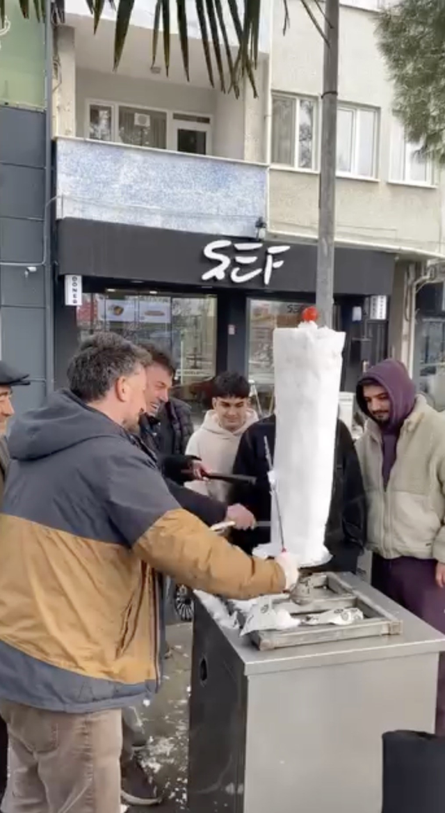 İnegöl'de döner ustasından 'kardan döner' ikramı