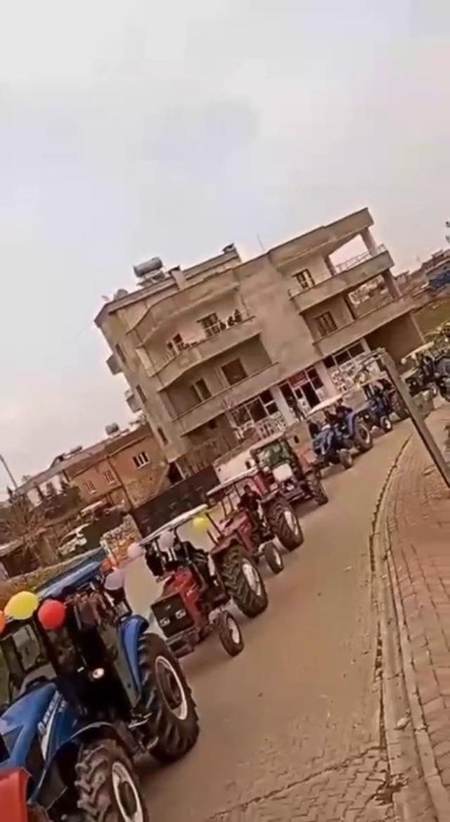 Siirt'te traktörle düğün konvoyu düzenlendi