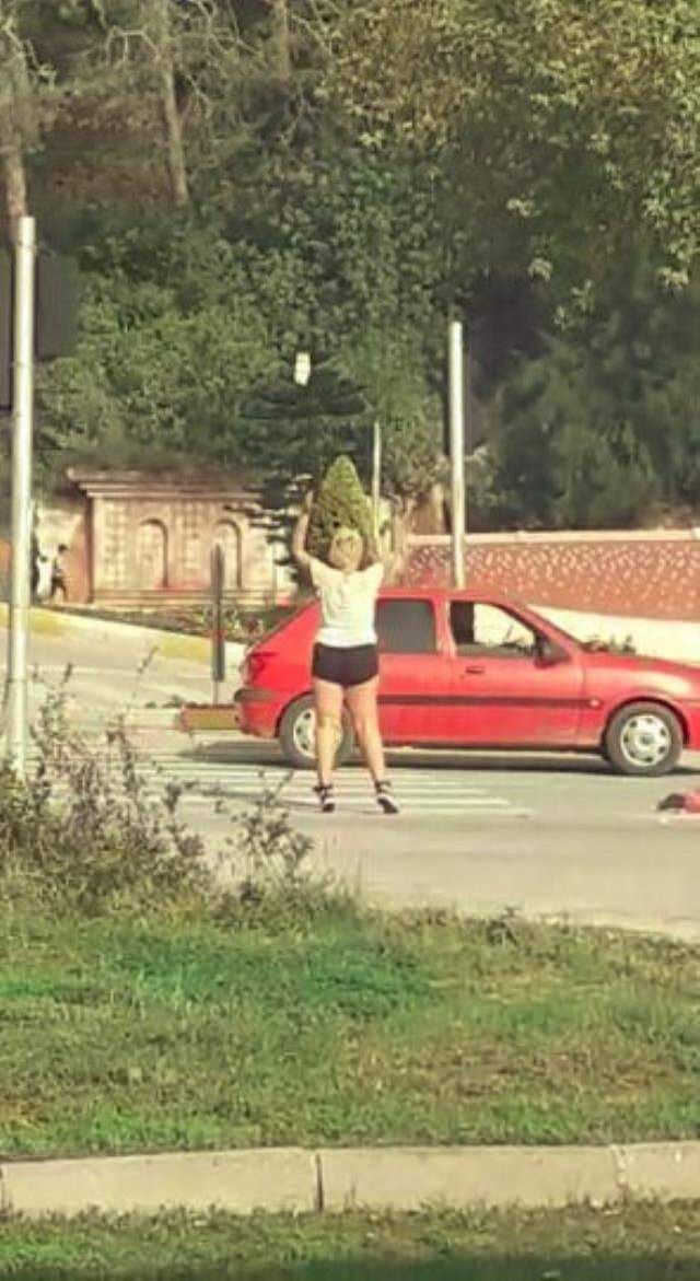 Yaptıklarına kimse anlam veremedi! Çöp kutularını devirdi, üzerindeki kıyafetleri çıkarıp ilginç hareketler yaptı