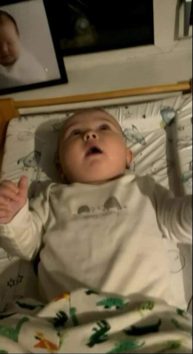 8 aylıkken konuşmaya başlayan bebeğin ilk sözleri anne ve babasını hayretler içinde bıraktı