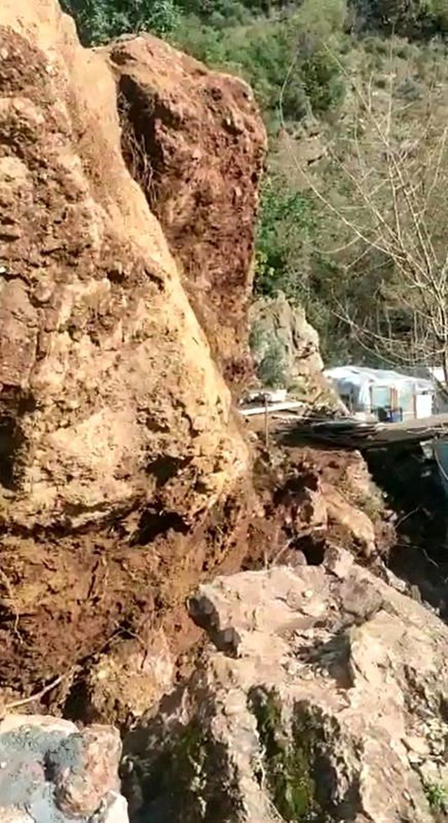 Yatak odasında uyudukları sırada ölümden döndüler! Dev kaya 30 metreden bomba gibi düştü