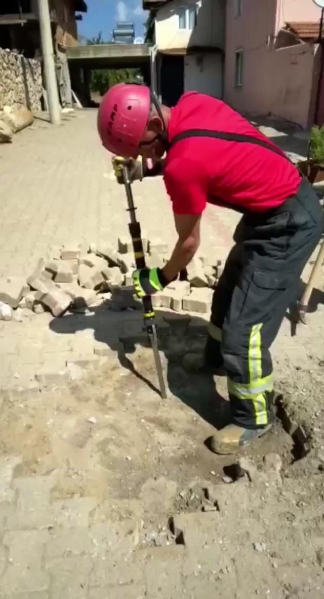 Yer altından gelen seslerin nedenini araştıran ekipler, toprağı kazınca içler acısı manzarayla karşılaştı