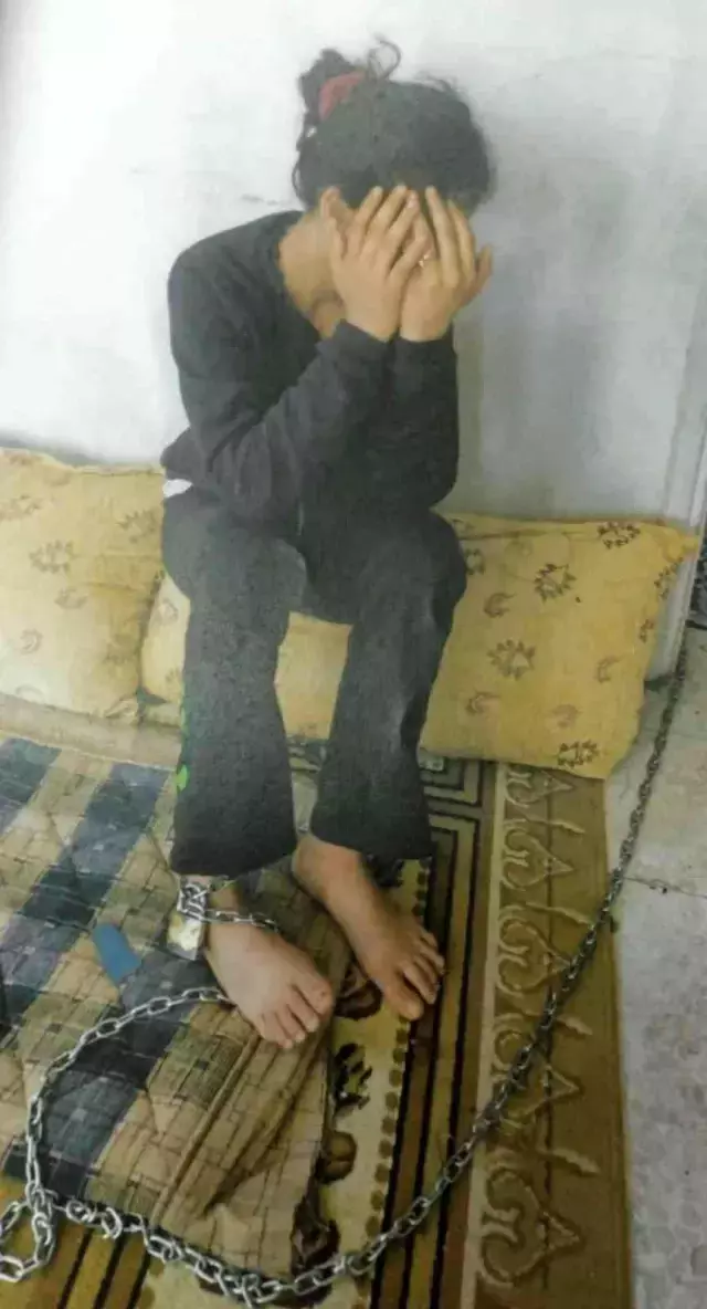 13 yaşındaki kızı kaçmasında diye 1 ay boyunca zincirle ayağından bağladılar