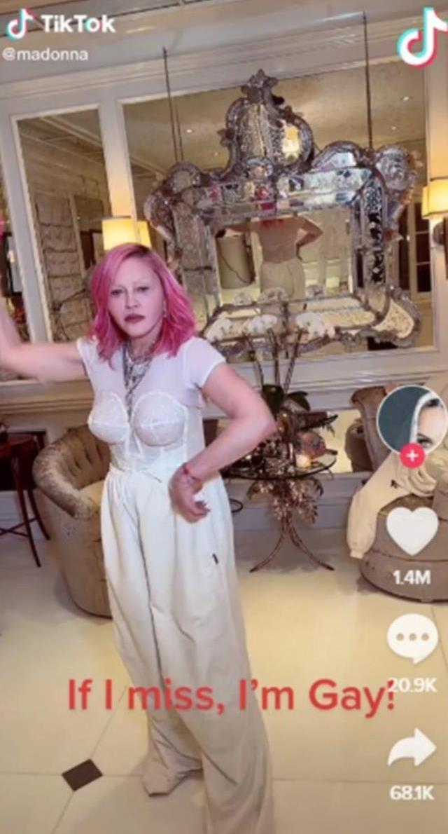 Pop yıldızı Madonna, pembe iç çamaşırıyla çektiği videoda eşcinsel olduğunu duyurdu