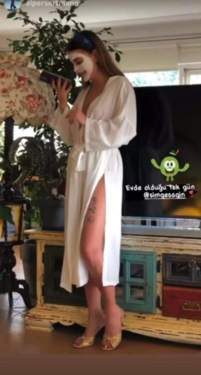 Sahneye kuğu gibi çıkan Simge'nin dövmesi olay yarattı