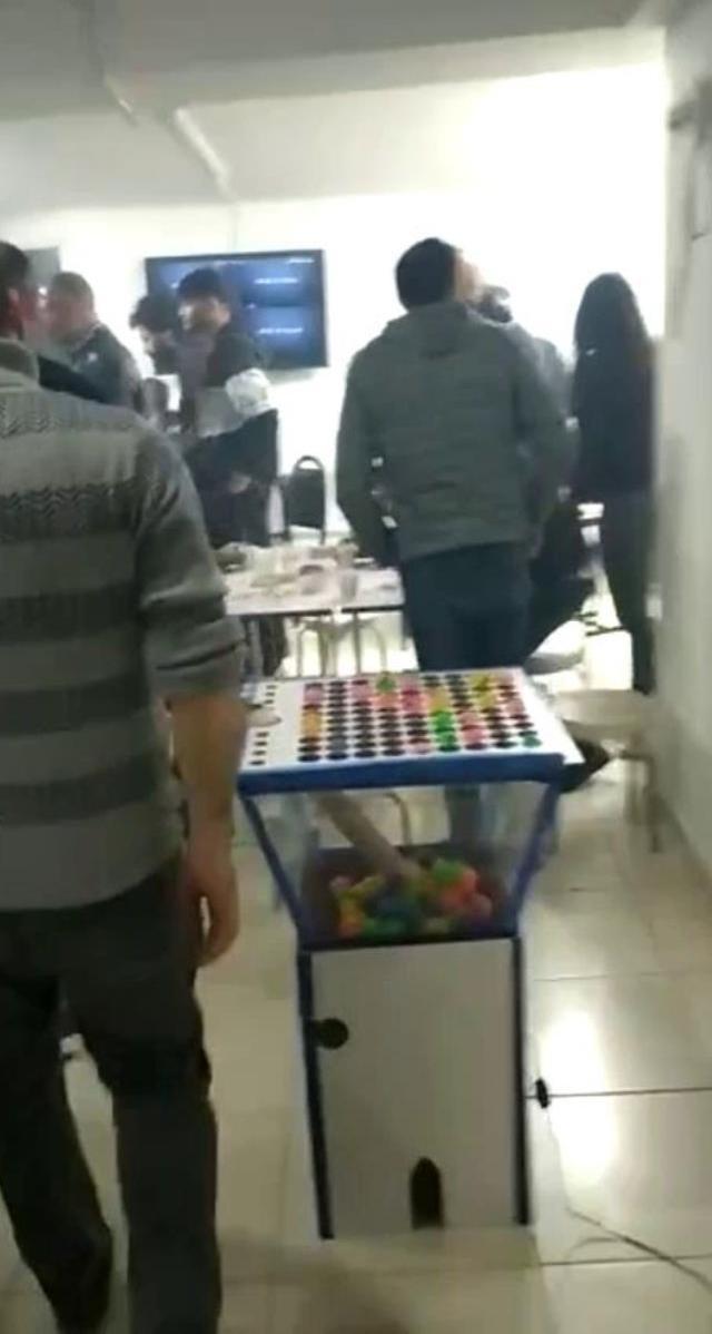 Kumar baskınında çatıya çıkan şüpheli 'Telefonum çekmiyor' diyerek polisi kandırmaya çalıştı