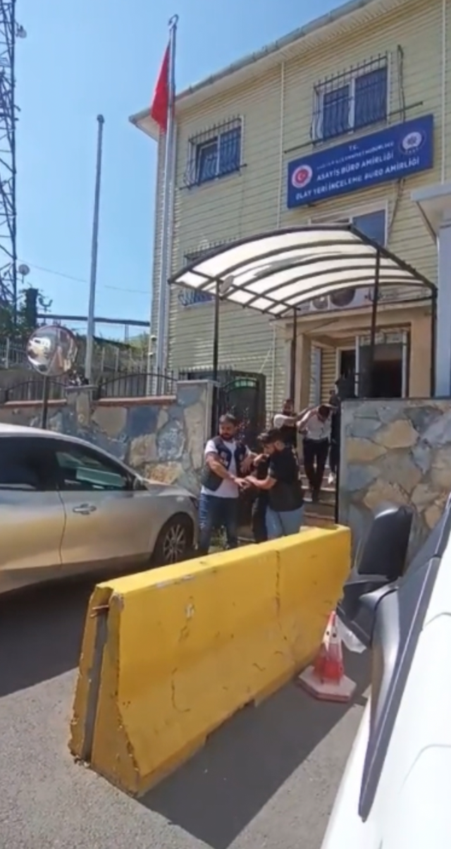 Gitar kılıfında kalaşnikof! Meğer Interpol peşlerindeymiş