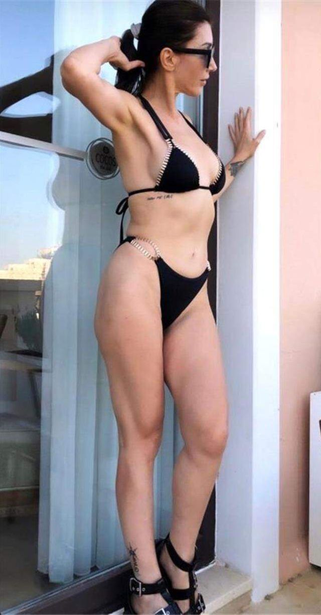 Hande Yener'den bikinili poz