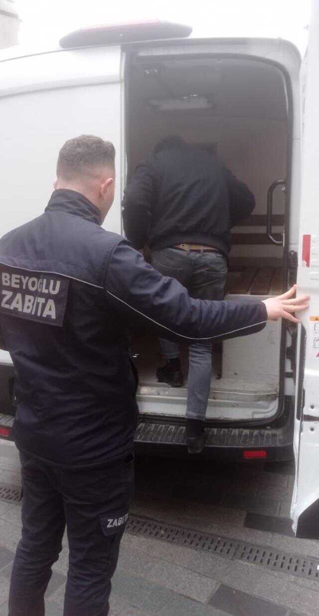 Dilenciden şoke eden yöntem: Paralar üzerinden değil. bastondan çıktı