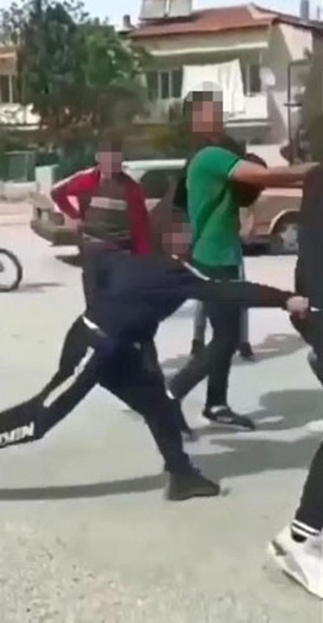 Okul önünde dehşet anları kamerada... Liseli genç arkadaşlarının gözü önünde bıçaklandı
