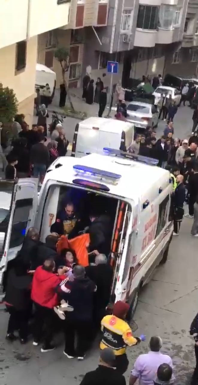 Esenler'de sokak ortasında eşini bıçakladı, kendine zarar verdi