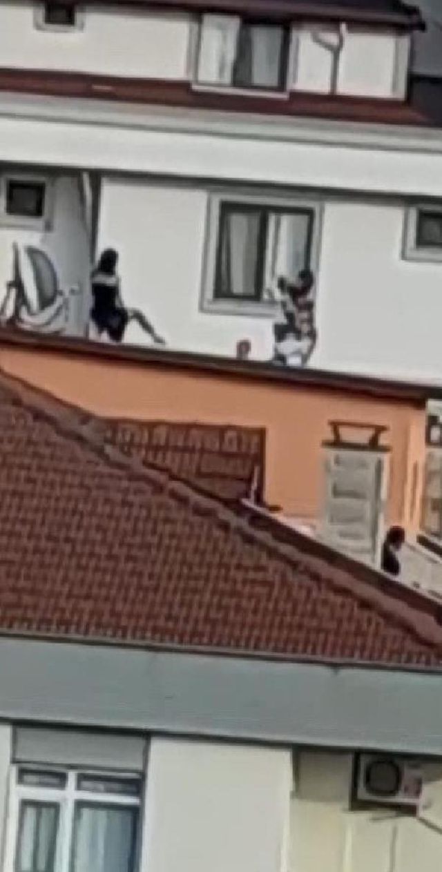 Tuzla'da binanın çatısında tehlikeli fotoğraf çekimi