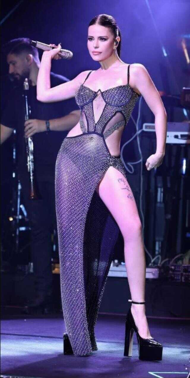 Yılbaşında sahnede şıklık yarışı! İrem Derici ve Petek Dinçöz dekoltesiyle herkesi gölgede bıraktı