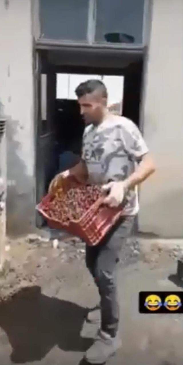 Meyve suyu üretim tesisinde mide bulandıran görüntüler! Vişneleri ayakkabılarıyla çiğnedi